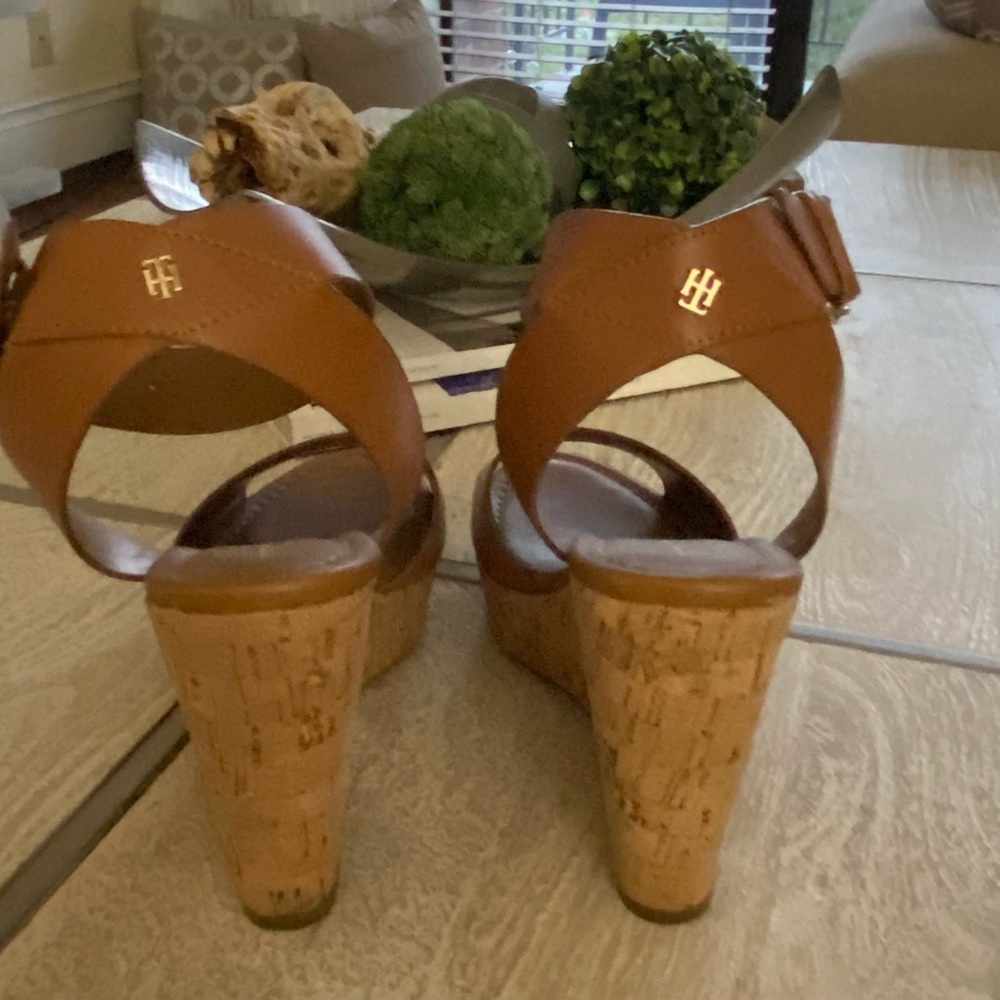 - Tommy Hilfiger Wedge sandals, only worn 2 times. Great condition - Picture 5 of 7